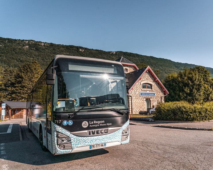 bus-car-region-aura-lans-ete-tas-2-cailloux-2025-2028-742x594-4181