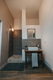 SDD chambre 5 avec WC séparé et lavabo