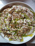 Poireau, sauce tahin, granola salé, huile verte