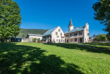 Vue générale du manoir avec le jardin au premier plan