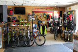 Intérieur du magasin avec vélos et matériel cycliste