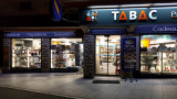 Façade du bureau de tabac de nuit