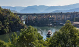 Au loin les falaises du Vercors, puis le petit village de St Nazaire en Royans avec son célèbre aqueduc. Partez en croisière sur les rivières de la Bourne et de l'Isère