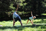 Photo de personnes faisant du yoga avec Randonner en conscience - Au rythme de la montagne_Lans-en-Vercors