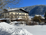 Façade en l'hôtel avec de la neige