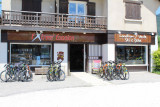 Extérieur du magasin avec vélos garés devant