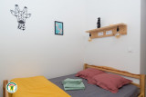 Chambre familiale Jaune, au 1er étage.  personnes dont 1 couchage à l'étage accès par échelle