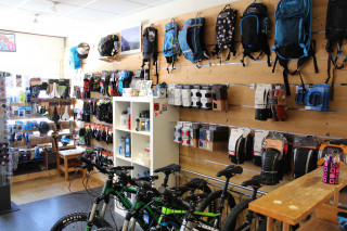 Intérieur du magasin avec matériel de cyclisme