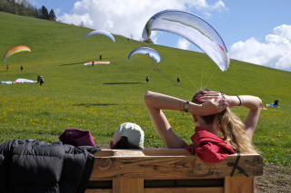 Terrasse et départ de parapente - © La Cabane de l'Aigle Terrasse et départ de parapente