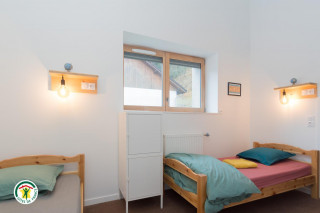 Dortoir Mauve : 6 personnes à l'étage. 4 lits 1 personne & à l'étage accès par échelle 2 lits superposés