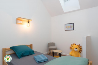 Chambre familiale Jaune, au 1er étage. 5 personnes dont 1 couchage à l'étage accès par échelle Chambre familiale Jaune, au 1er étage. 5 personnes dont 1 couchage à l'étage accès par échelle