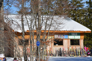 Vue extérieur de la salle enneigée en hiver Vue extérieur de la salle enneigée en hiver