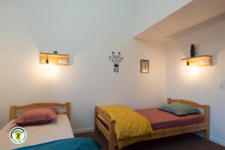 5 personnes dont 1 couchage à l'étage accès par échelle 5 personnes dont 1 couchage à l'étage accès par échelle