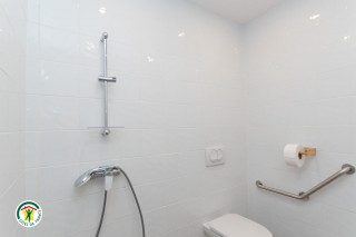 Chambre Orange RDC 3 personnes accès PMR - © Gîtes de France Chambre Orange RDC 3 personnes accès PMR