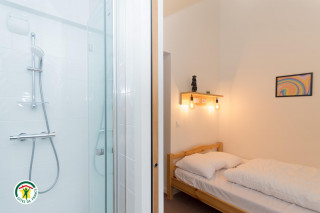 Chambre familiale Verte, au 1er étage. 5 personnes dont 1 couchage à l'étage accès par échelle