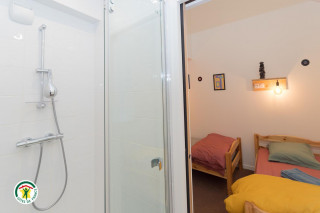 Chambre familiale Jaune, au 1er étage.  personnes dont 1 couchage à l'étage accès par échelle