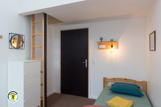 Dortoir Mauve : 6 personnes à l'étage. 4 lits 1 personne & à l'étage accès par échelle 2 lits superposés