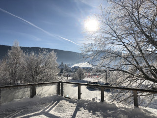 Paysage enneigé autour du village