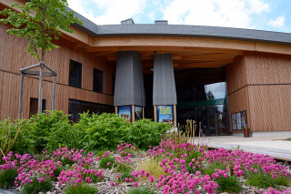Vue de l'extérieur du centre culturel Le Cairn