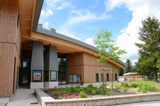 Vue de l'extérieur du centre culturel Le Cairn