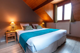 Chambre double - © Auberge de la Croix Perrin Chambre double