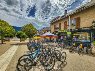 la place - © La Grange Aux Skis - Vélos Autrans la place