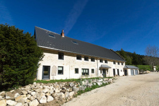 La Grange aux Fées au pringtemps Façade Est - © Gîtes de France La Grange aux Fées au pringtemps Façade Est