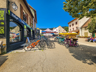 LA GRANGE AUX SKIS - CYCLES - © @la Grange Aux Skis LA GRANGE AUX SKIS - CYCLES