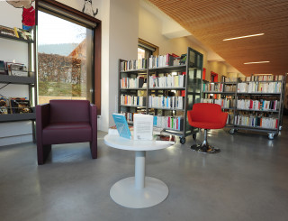 Intérieur de la médiathèque avec la zone d'assise Intérieur de la médiathèque avec la zone d'assise