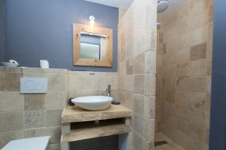 SDD avec WC et lavabo chambre 2 - © Gîtes de France SDD avec WC et lavabo chambre 2