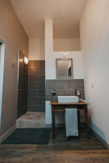 SDD chambre 5 avec WC séparé et lavabo - © Gîtes de France SDD chambre 5 avec WC séparé et lavabo