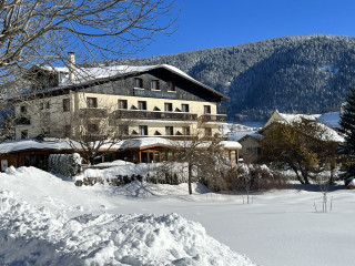 Façade en l'hôtel avec de la neige - © Restaurant La Buffe Façade en l'hôtel avec de la neige