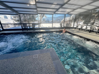 Piscine Abritée et chauffée accessible toute l'année - © Hotel La Buffe Piscine Abritée et chauffée accessible toute l'année