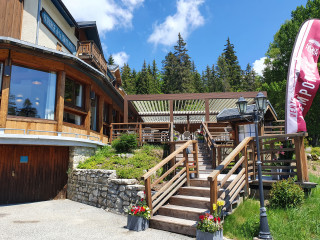 Terrasse ombragée - © Auberge de la Croix Perrin Terrasse ombragée