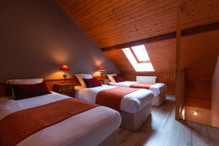 Chambre triple - © Auberge de la Croix Perrin Chambre triple