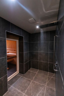 Entrée du sauna avec douche - © Auberge de la Croix Perrin Entrée du sauna avec douche