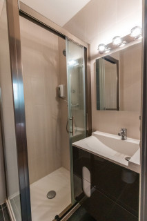 Salle d'eau avec douche - © Auberge de la Croix Perrin Salle d'eau avec douche