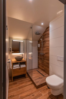 Salle d'eau avec douche à l'italienne - © Auberge de la Croix Perrin Salle d'eau avec douche à l'italienne