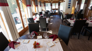 Salle du restaurant - © Auberge de la Croix Perrin Salle du restaurant