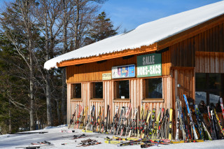 Vue extérieur de la salle enneigée en hiver