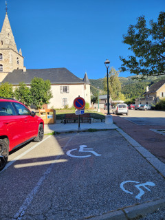 Stationnement PMR -Place du village de Lans en Vercors_Lans-en-Vercors - © OTI Vercors Stationnement PMR -Place du village de Lans en Vercors_Lans-en-Vercors