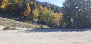 Stationnement PMR - Autrans La Sûre_Autrans-Méaudre en Vercors - © Bureau d'information touristique d'Autrans Stationnement PMR - Autrans La Sûre_Autrans-Méaudre en Vercors