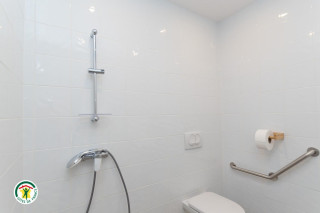 Chambre Orange Rez-De-Chaussée 3 personnes accès PMR - © Gîtes de France Chambre Orange Rez-De-Chaussée 3 personnes accès PMR