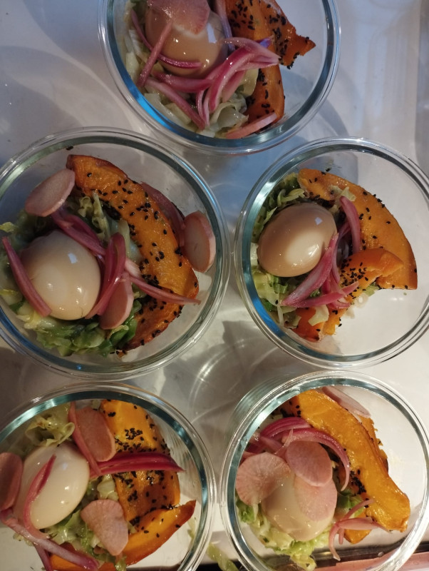 Plats à emporter, variation de saison et oeuf mollet mariné