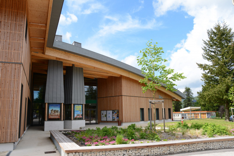Vue de l'extérieur du centre culturel Le Cairn