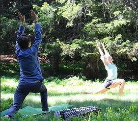 Photo de deux personne lors d'une séance de yoga avec Randonnée en conscience_Lans-en-Vercors