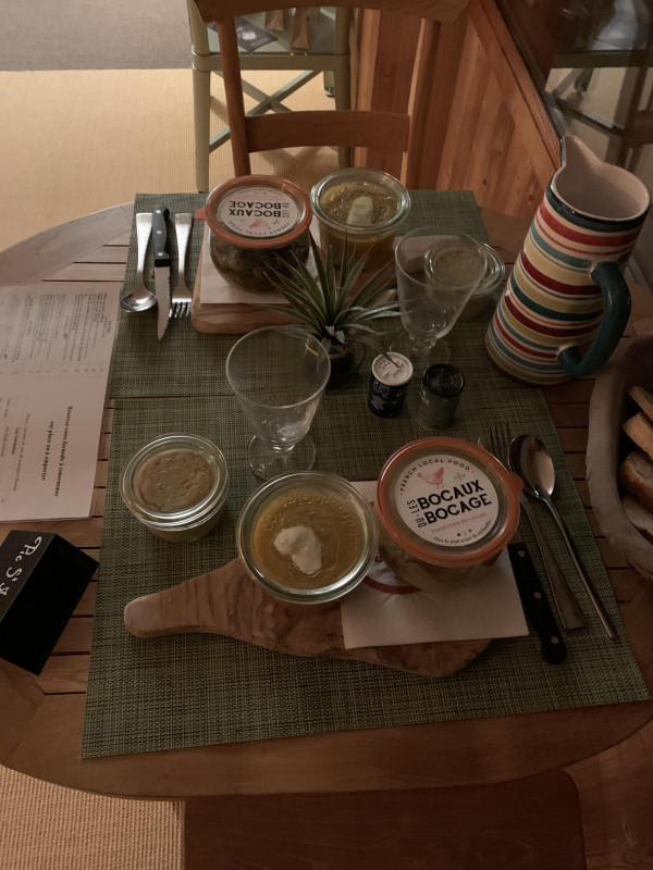 Repas dans la chambre d'hôte