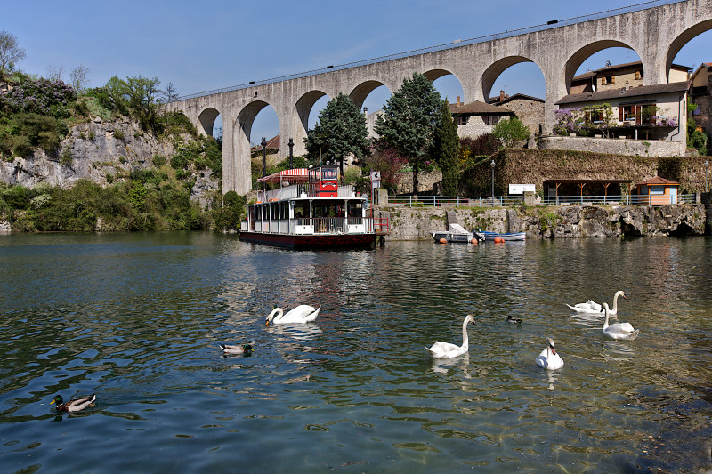 Une croisière à bord du bateau à roue, un pique nique sur les berges de la Bourne et pouquoi pas une montée en ascenseur sur l'aqueduc ?