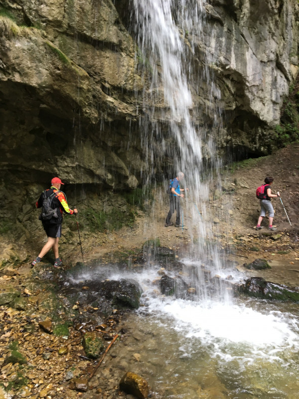 Marche nordique sous cascade Marche nordique sous cascade