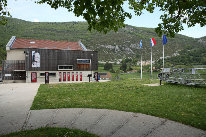 Le musée départemental de la Résistance est situé au centre du village de Vassieux en Vercors. Le musée départemental de la Résistance est situé au centre du village de Vassieux en Vercors.